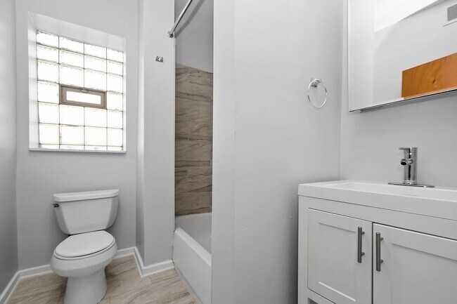Interior Photo - 64th/Kedzie (6401-05)