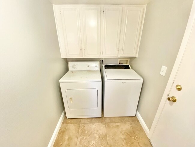 Building Photo - STUNNING 2 BEDROOMS 2.5 BATHROOMS TWO STORY TOWNHOUSE IN GATED COMMUNITY!