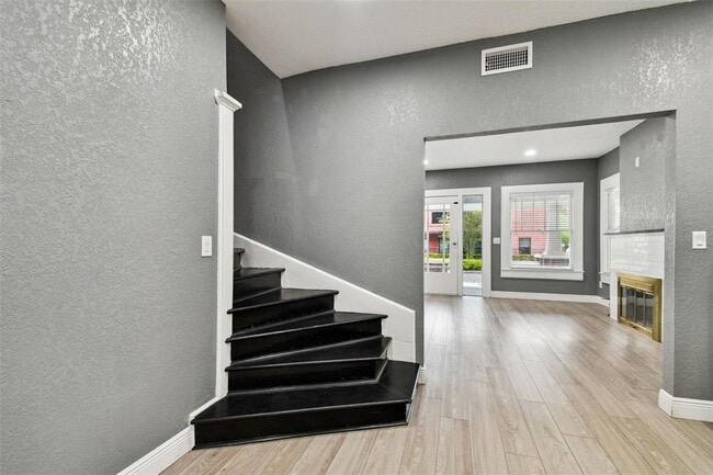 Building Photo - 6810 N Navin Ave