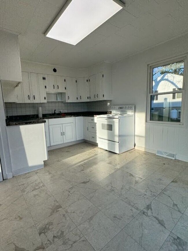 Building Photo - 505 Royal Manor Rd