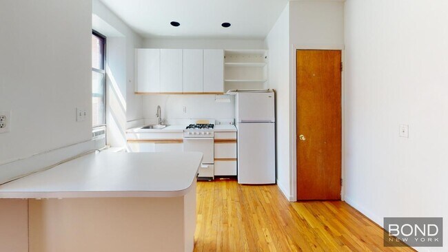 Building Photo - 415 E 73rd St