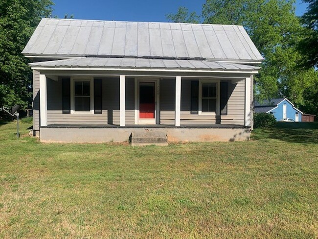 Primary Photo - Beautiful 1 bedroom, 1 bath farmhouse with...