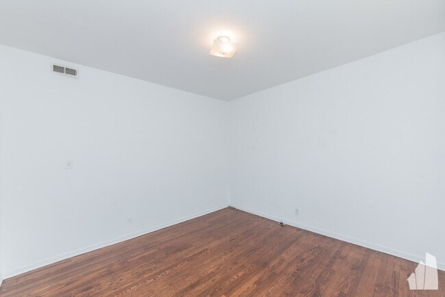 Building Photo - 1942 W Winona-2