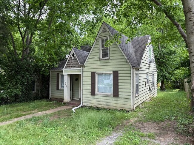 Building Photo - For Rent - Charming 3 Bedroom House in Eas...
