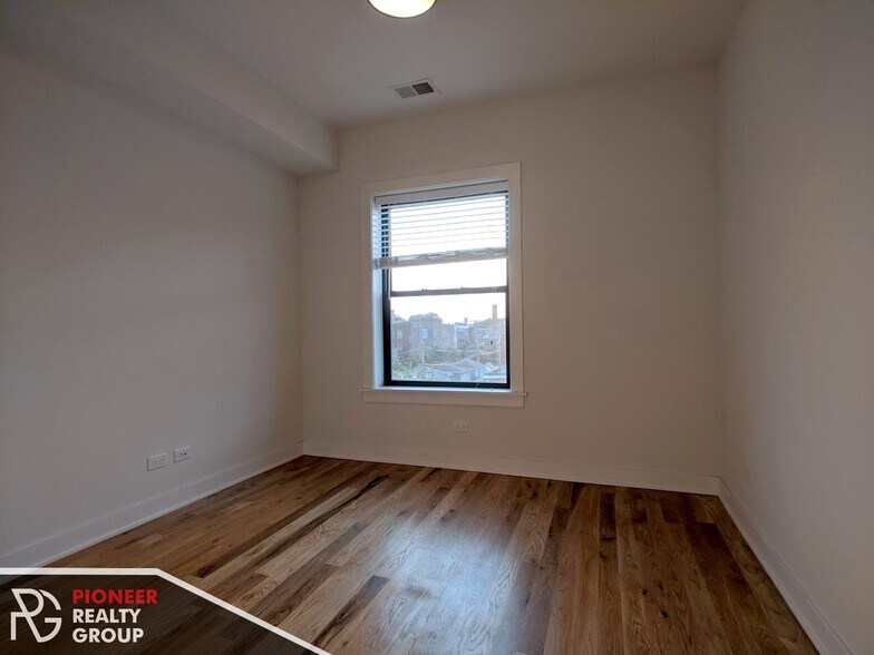 Building Photo - 2211 W Eastwood Ave