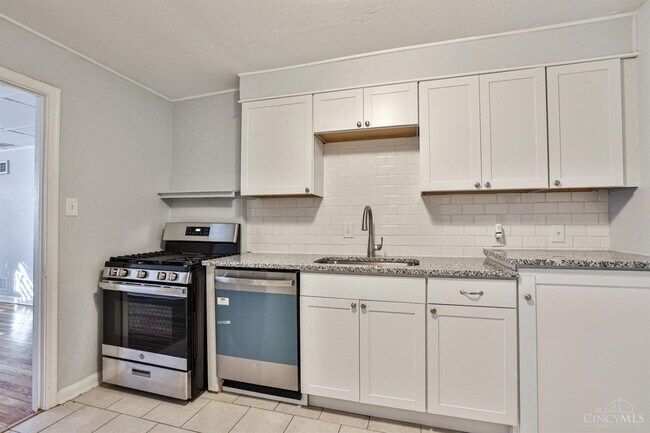 Building Photo - Two Bedroom Home for UC Students for This Year and Next!