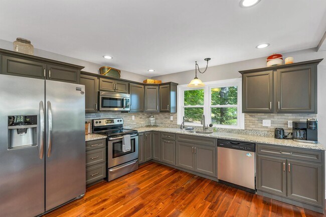 Building Photo - 172 Center St