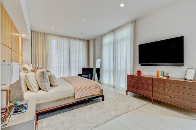 Building Photo - 515 Valencia Ave