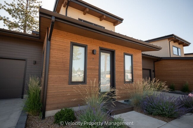 Building Photo - M713