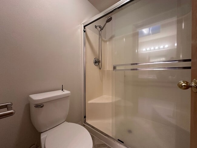 Building Photo - Welcome to this spacious and inviting single-family home w/fully fenced backyard! New Carpet Inst...