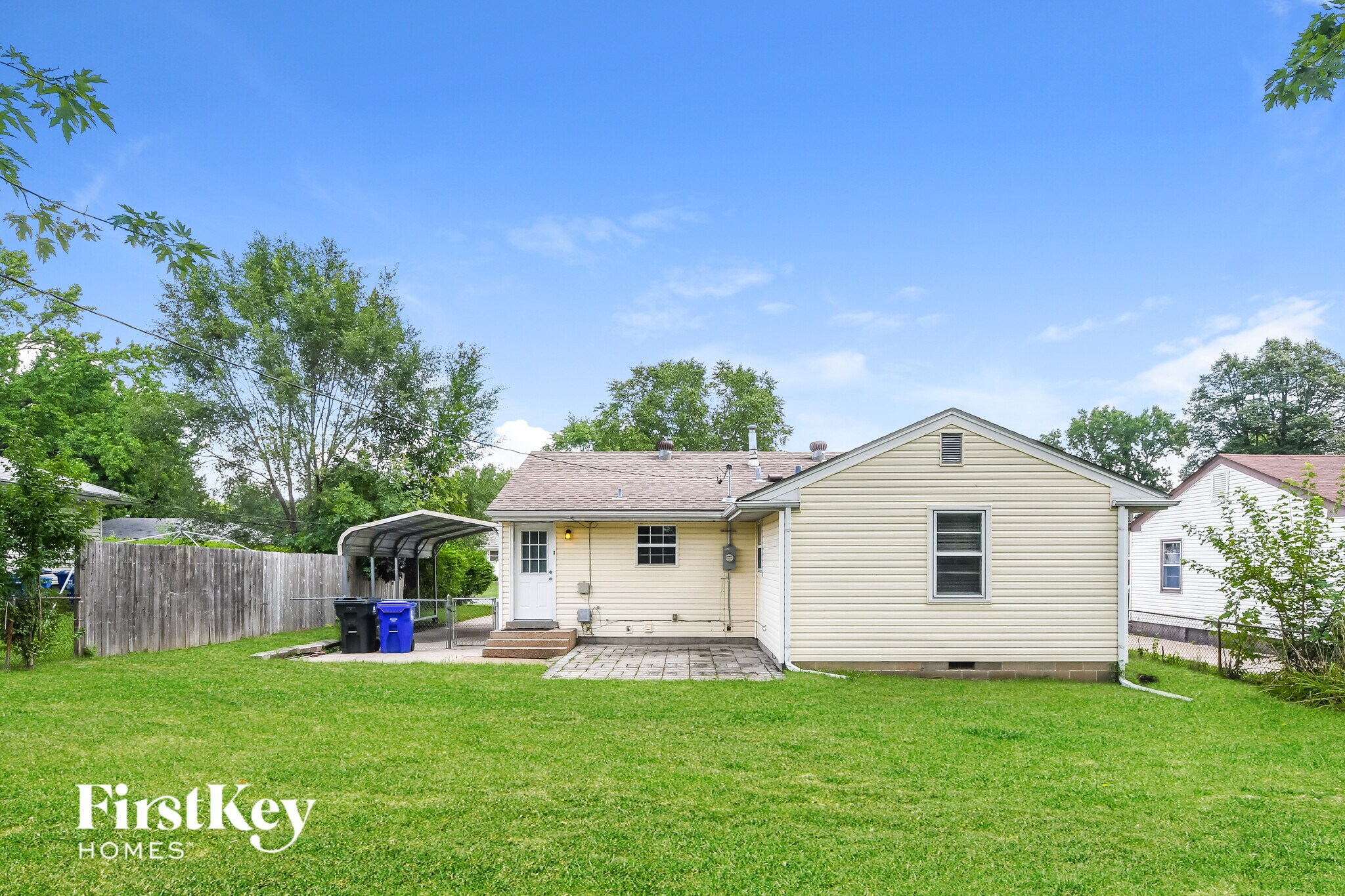 Building Photo - 240 Maple Dr