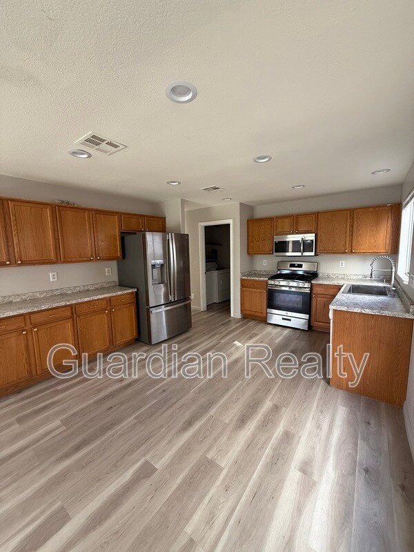 Building Photo - 10467 Lilac Tree Ave