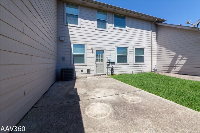 Building Photo - 2943 Meadowglen Crest