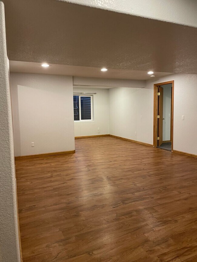 Building Photo - Spacious 4-Bedroom / 3-Bath Single Family Home in Windsor!