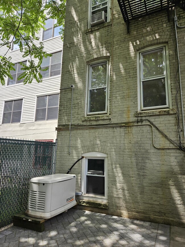 Building Photo - 327 Jackson St