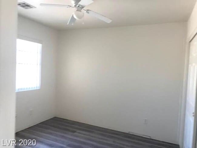 Building Photo - Gorgeous SW Las Vegas 3 beds, 2.5 baths. Luxury vinyl planks throughout.