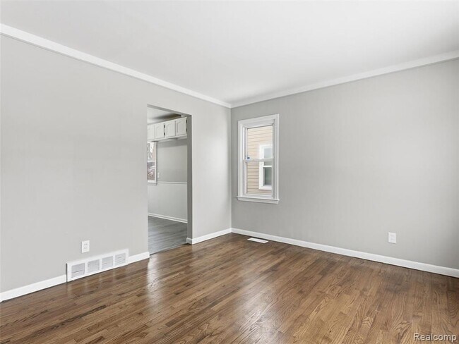 Building Photo - 108 W Kalama Ave