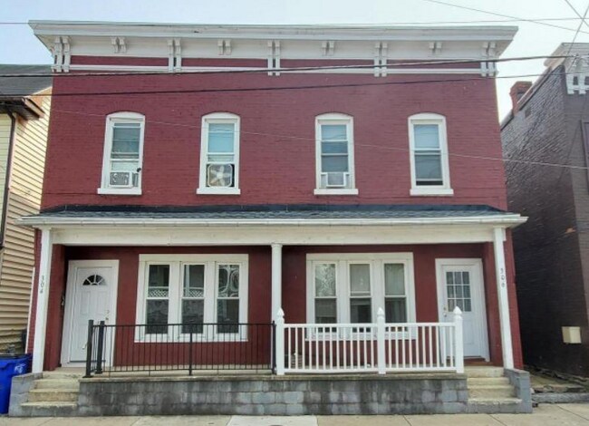 Building Photo - 306 S Locust St