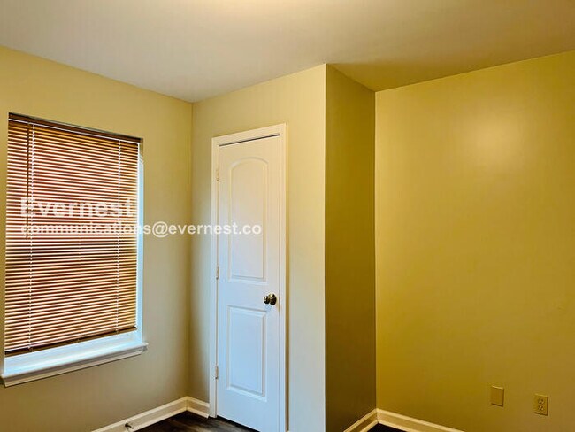 Building Photo - Limited Time Special Offer / 3 Bed, 2 Bath Home with Off-Street Parking / Pet-Friendly / Availabl...