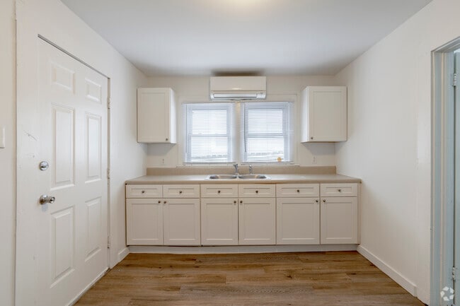 1BR, 1BA - 525SF - Kitchen - Wilson Street