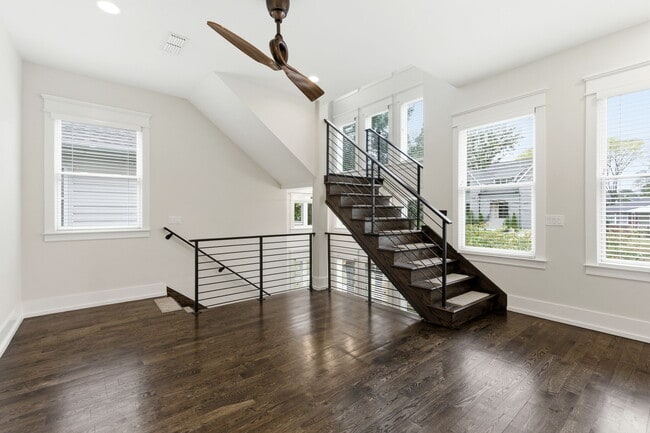 Building Photo - 1708B 15th Ave S