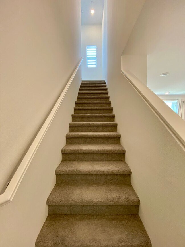 Building Photo - Like New! 1 Bed, 1.5 Bath Townhouse in Covina