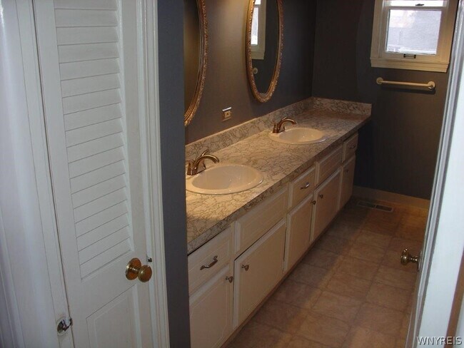 Building Photo - 40 Oakland Pl