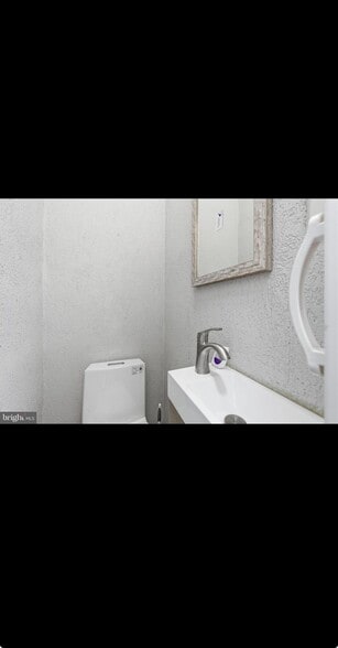 Building Photo - 6617 Rutland St