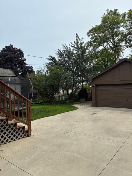 Garage - 8903 W Orchard St