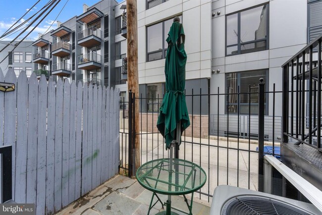 Building Photo - 1416 Meridian Pl NW