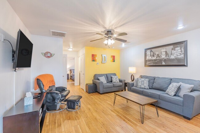 Building Photo - 800 Sherwood Dr