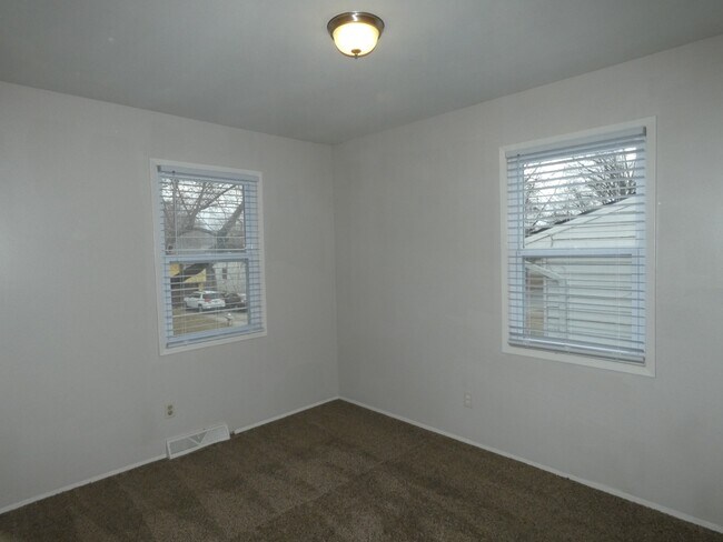 Building Photo - 5045 NE 56th Pl