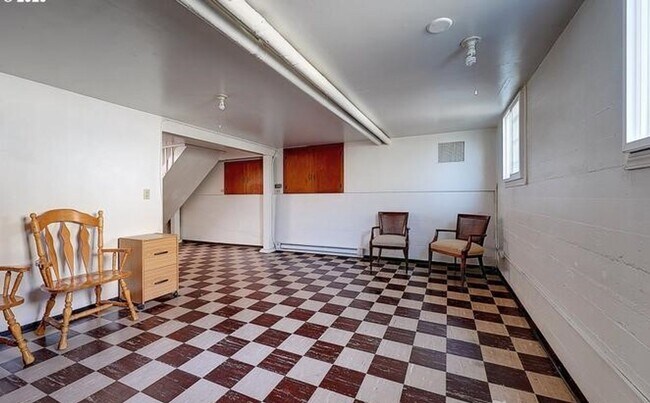 Building Photo - MF 09 - Burnside Triplex