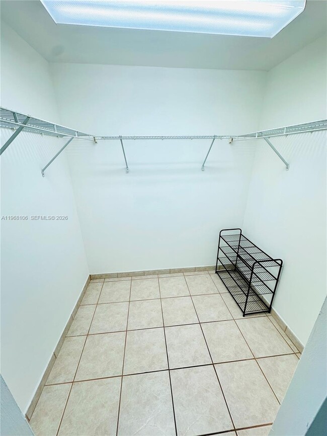 Building Photo - 2555 Collins Ave