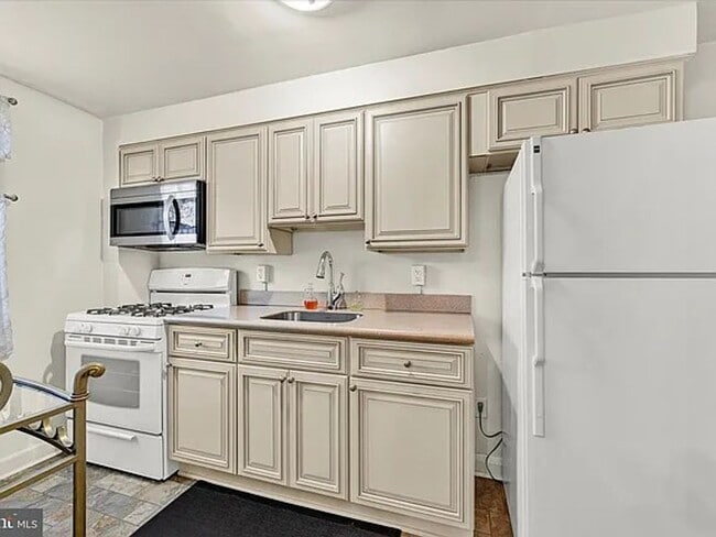 Building Photo - 3240 Westmont- YOUR NEXT HOME AWAITS