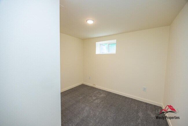 Building Photo - 542 NE Brazee St