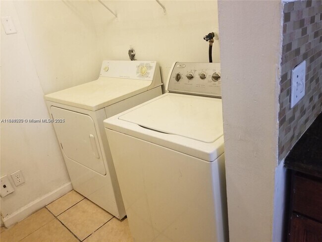 Building Photo - 6979 SW 40th St