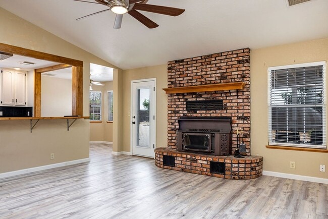 Building Photo - NORTHWEST SOLAR HOME - AVAILABLE NOW!!