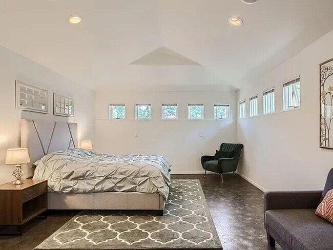 Building Photo - Fully Furnished Beautiful, 3 bedroom/2.5 F...
