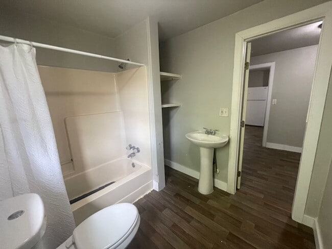 Building Photo - (5% Medical Monthly Discount) 1/2 off first months rent-Section 8 voucher Accepted-Charming 2 Bed...