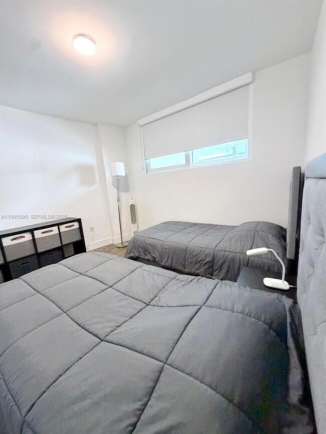 Building Photo - 9821 E Bay Harbor Dr