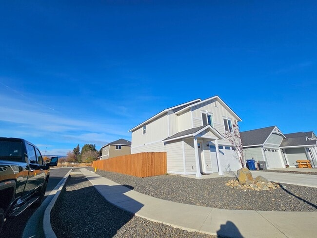 Building Photo - Peaceful Living Just Minutes from Town