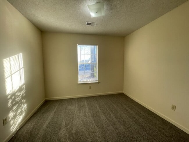 Building Photo - West Wind Subdivision, Cute!!