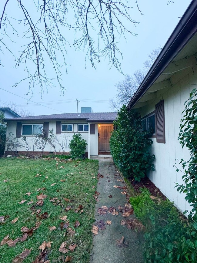 Building Photo - Westside - Close to Shopping