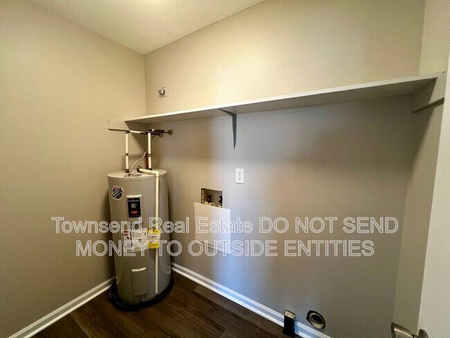 Building Photo - 1425 Ireland Dr