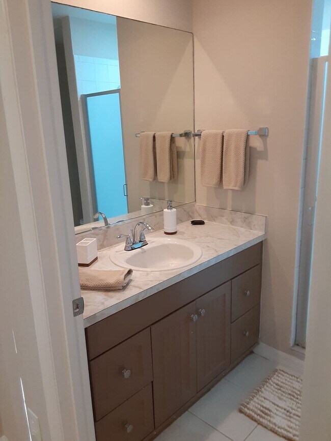 Building Photo - Stunning Short Term Rental!