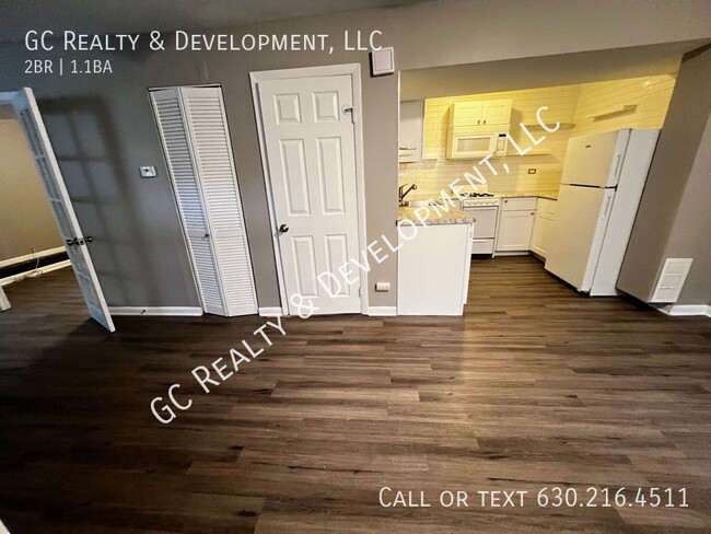 Building Photo - ***3LINCOLN PARK - COACH HOUSE / 2 BDRM + ...
