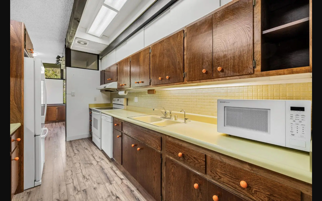 Building Photo - Sprawling 7 bedroom home available for sum...