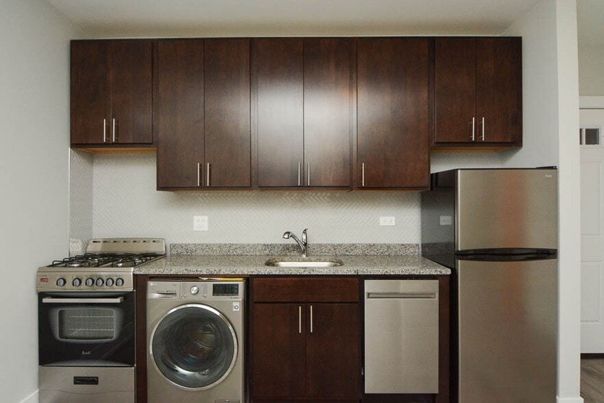 Building Photo - 533 W Belden Ave