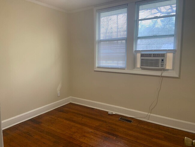 Building Photo - Two Bedroom Duplex for Rent!